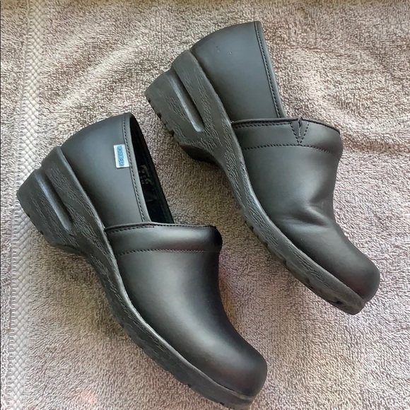 Clogs - Picture 2 of 5